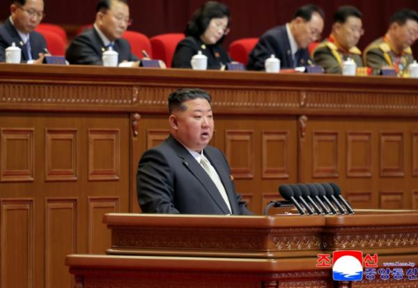 Photo prise le 19 février 2026 et publiée par l'agence de presse officielle nord-coréenne KCNA le 20 février,  montrant le dirigeant nord-coréen Kim Jong Un prononçant le discours d'ouverture du neuvième congrès du Parti des travailleurs, à Pyongyang