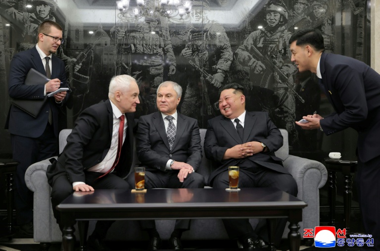 Photo prise le 26 avril 2026 et diffusée par l'agence de presse nord-coréenne KCNA montrant le dirigeant nord-coréen Kim Jong Un (2e d) en compagnie du président de la Douma russe, Viatcheslav Volodine (c), et du ministre russe de la Défense, Andreï Belooussov (2e g) à Pyongyang
