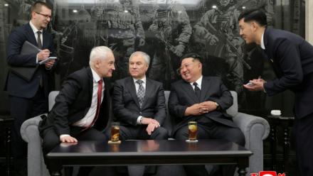 Photo prise le 26 avril 2026 et diffusée par l'agence de presse nord-coréenne KCNA montrant le dirigeant nord-coréen Kim Jong Un (2e d) en compagnie du président de la Douma russe, Viatcheslav Volodine (c), et du ministre russe de la Défense, Andreï Belooussov (2e g) à Pyongyang
