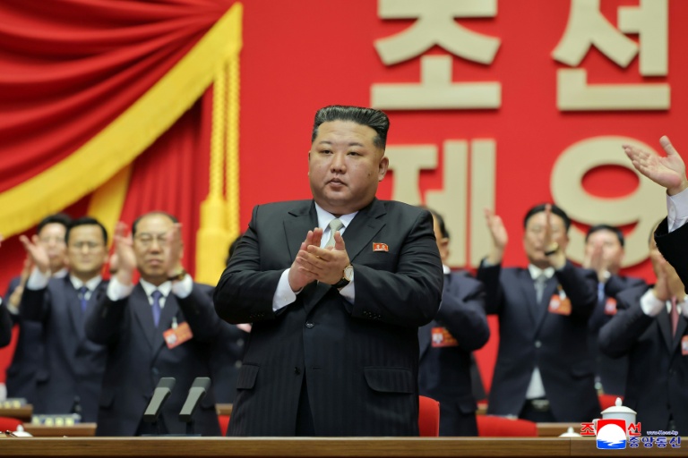 Photo du 22 février 2026 diffusée par l'agence officielle nord-coréenne KCNA, montrant le dirigeant Kim Jong Un lors du congrès du parti au pouvoir, à Pyongyang
