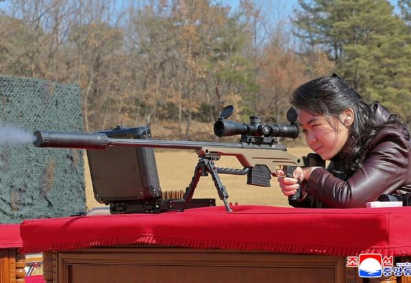 Photo prise le 27 février 2026 et publiée par l'agence étatique de Corée du Nord KCNA le 28 février de Kim Ju Ae, la fille du dirigeant nord-coréen Kim Jong Un, en train de tirer avec un fusil de précision, dans un lieu non divulgué en Corée du Nord
