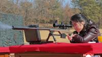 Photo prise le 27 février 2026 et publiée par l'agence étatique de Corée du Nord KCNA le 28 février de Kim Ju Ae, la fille du dirigeant nord-coréen Kim Jong Un, en train de tirer avec un fusil de précision, dans un lieu non divulgué en Corée du Nord
