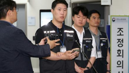 Choi Seung-ho (au centre), président du syndicat de Samsung Electronics, s'adresse aux journalistes à Sejong, en Corée du sud, le 20 mai 2026