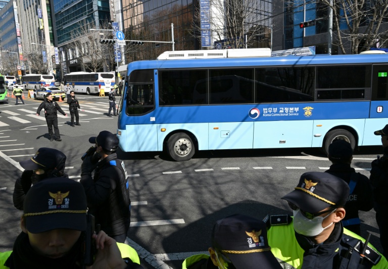 Un bus transportant l’ancien président sud-coréen destitué Yoon Suk Yeol, arrive au tribunal du district central de Séoul, à Séoul, le 19 février 2026