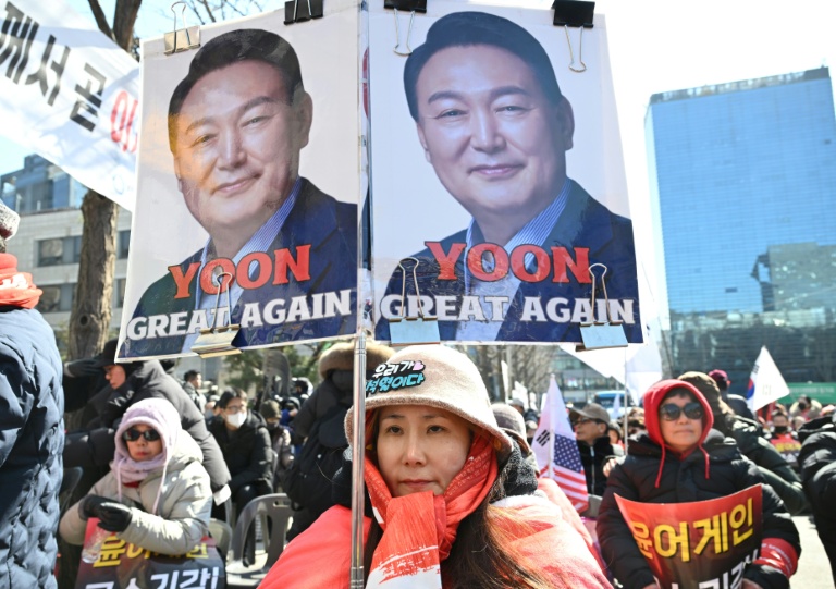 Une partisante de l'ancien président sud-coréen destitué Yoon Suk Yeol devant le tribunal du district central de Séoul, à Séoul, le 19 février 2026