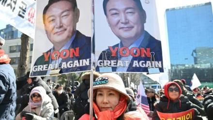 Une partisante de l'ancien président sud-coréen destitué Yoon Suk Yeol devant le tribunal du district central de Séoul, à Séoul, le 19 février 2026