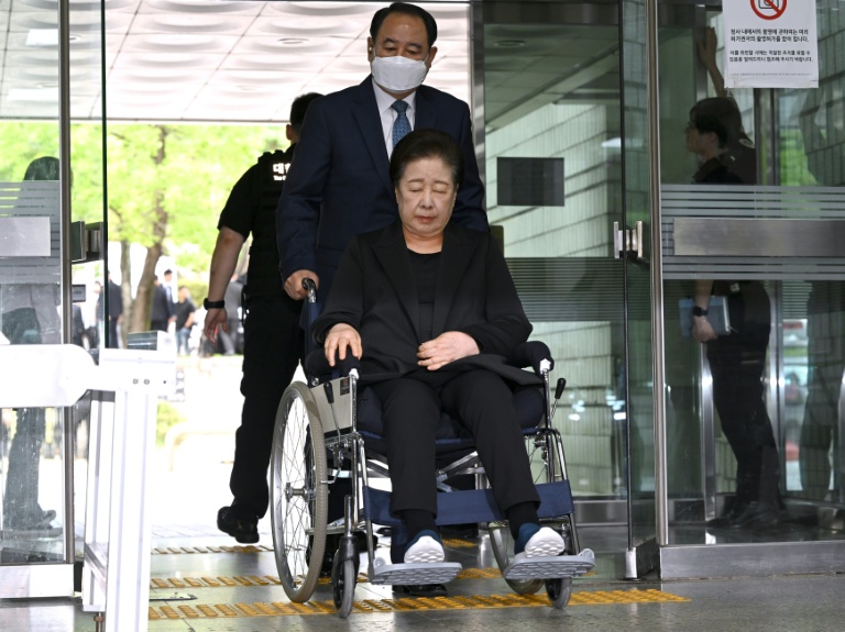 La cheffe de l'Eglise de l'Unification, Han Hak-ja, arrive au tribunal à Séoul le 22 septembre 2025