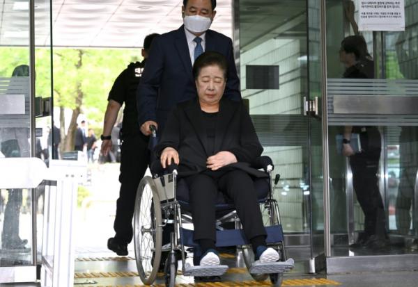 La cheffe de l'Eglise de l'Unification, Han Hak-ja, arrive au tribunal à Séoul le 22 septembre 2025