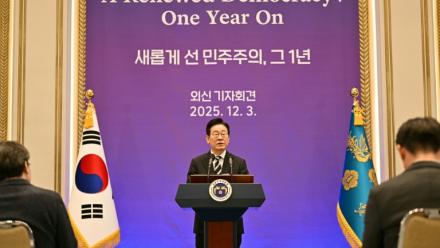 Le président sud-coréen Lee Jae Myung tient une conférence de presse dans le palais présidentiel à Séoul, le 3 décembre 2025