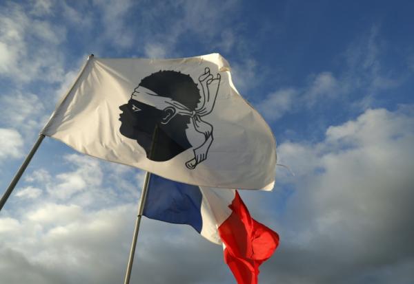 Par la voix d'hommes en armes, le groupuscule clandestin indépendantiste corse FLNC-UC a vivement rejeté l'autonomie actuellement en discussion pour l'île
