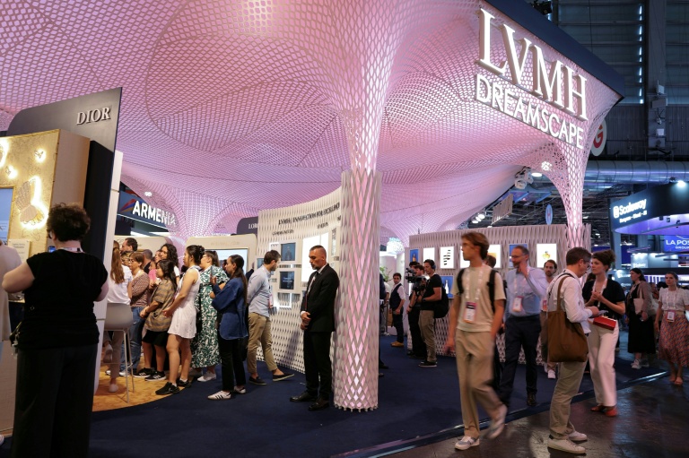 Des visiteurs devant le stand LVMH Dreamscape, au salon VivaTech à Paris, le 12 juin 2025