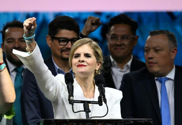 La candidate du Parti Peuple Souverain, Laura Fernandez, fait un geste en direction de ses partisans lors de son discours de victoire après l'annonce des résultats de l'élection présidentielle à San José, le 1er février 2026