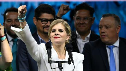 La candidate du Parti Peuple Souverain, Laura Fernandez, fait un geste en direction de ses partisans lors de son discours de victoire après l'annonce des résultats de l'élection présidentielle à San José, le 1er février 2026