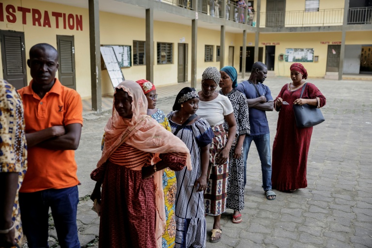 Des électeurs attendent de voter pour la présidentielle ivoirienne dans le quartier de Yopougon, à Abidjan, le 25 octobre 2025