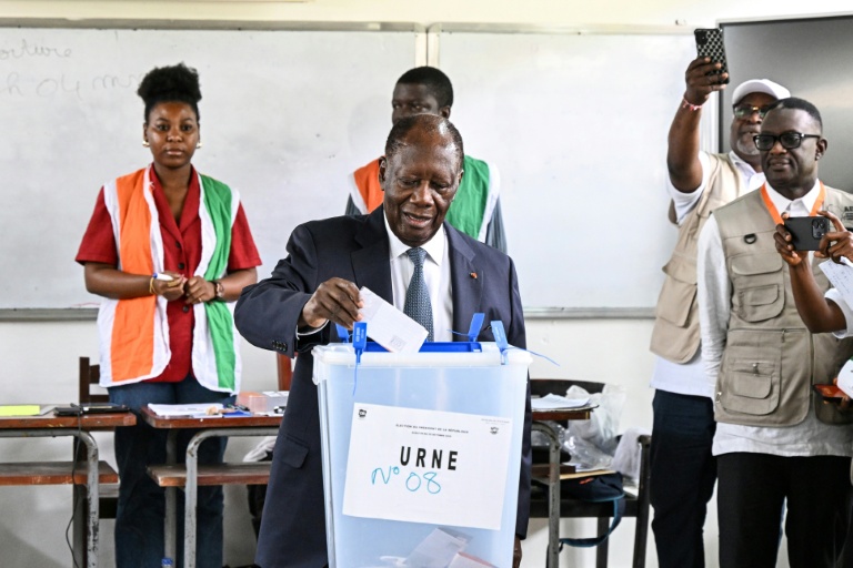 Le président sortant et candidat à la présidentielle ivoirienne Alassane Ouattara vote à Abidjan le 25 octobre 2025