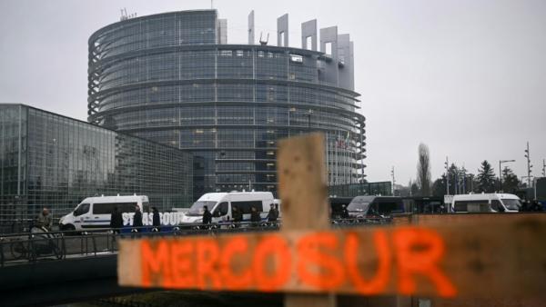 Le mot "Mercosur" écrit sur une croix en bois lors de manifestations d'agriculteurs devant le Parlement européen à Strasbourg, le 20 janvier 2026