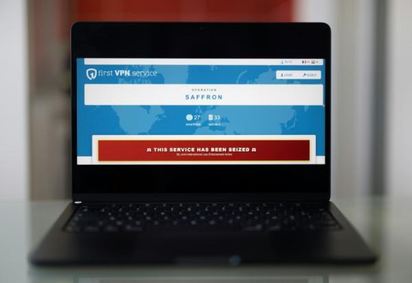 Un écran d'ordinateur portable affiche le site web d'Europol présentant le site web du service First VPN avec le message "Ce service a été saisi", le 21 mai 2026 à Quimper, dans le Finistère 