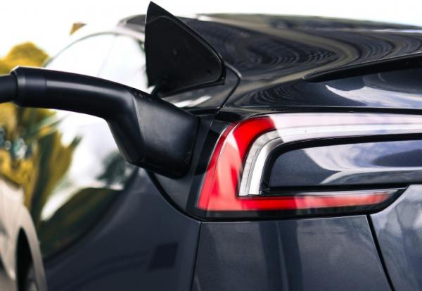 La nouvelle mouture du "leasing social", lancée jeudi, permettra à 50.000 ménages modestes supplémentaires de disposer d'une voiture électrique neuve pour un loyer de moins de 200 euros par mois, tout en favorisant désormais la production européenne