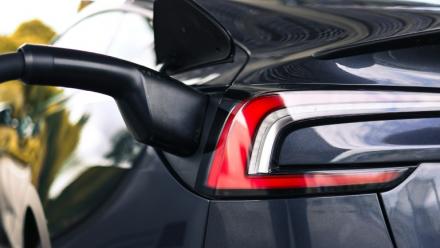 La nouvelle mouture du "leasing social", lancée jeudi, permettra à 50.000 ménages modestes supplémentaires de disposer d'une voiture électrique neuve pour un loyer de moins de 200 euros par mois, tout en favorisant désormais la production européenne
