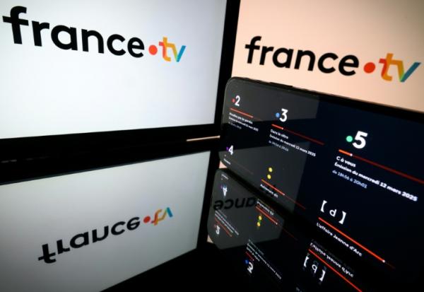 Cette image d'illustration montre le logo de France Télévisions sur des écrans, à Toulouse, le 12 mars 2025