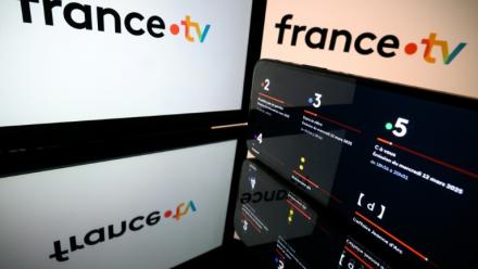 Cette image d'illustration montre le logo de France Télévisions sur des écrans, à Toulouse, le 12 mars 2025