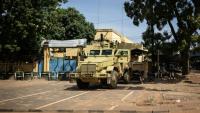 Un véhicule de l'armée devant les locaux de la télévision  nationale, le 1er octobre 2022 à Ouagadougou