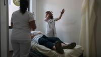 Une patiente souffrant de la canicule est examinée à l'hôpital Purpan de Toulouse le 23 juin 2026