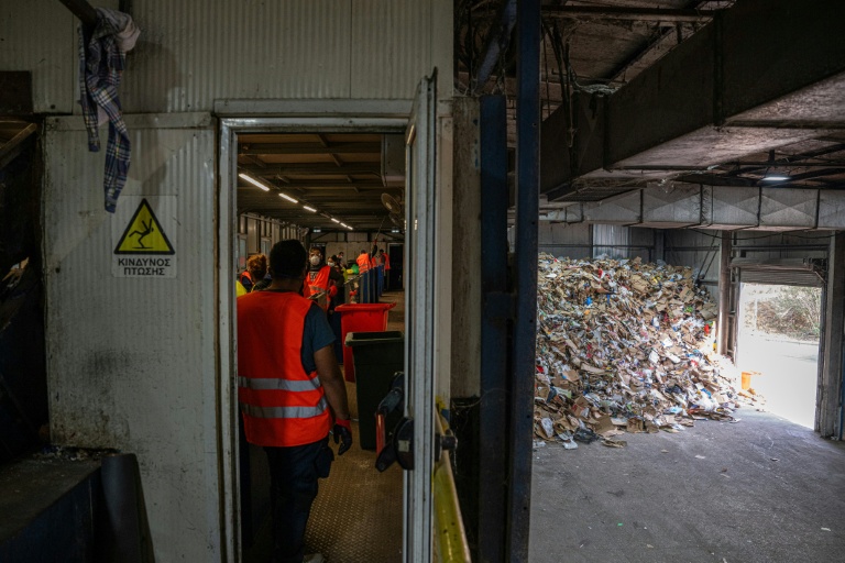 Des employés séparent le plastique des autres déchets dans une usine de recyclage à Corfou, en Grèce, le 15 octobre 2025