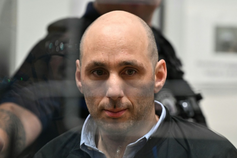 Cédric Jubillar photographié dans la salle d’audience de la cour d’assises du Tarn lors de l’ouverture d’une audience de son procès pour le meurtre de son épouse, Delphine Jubillar, à Albi, le 23 septembre 2025