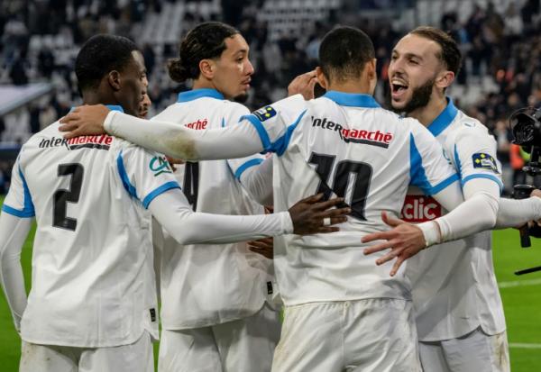 Les joueurs marseillais se congratulent après le but de Mason Greenwood (N.10), face à Rennes en Coupe de France, le 3 février 2026 au Vélodrome