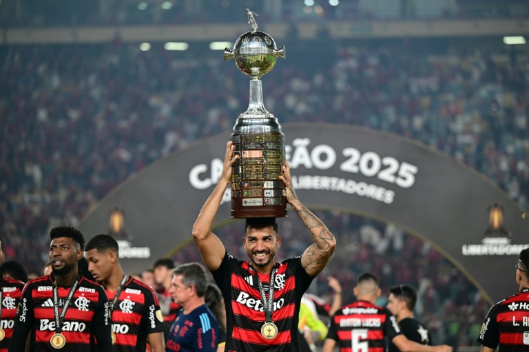 Le défenseur de Flamengo Danilo soulève la Copa Libertadores après la victoire en finale contre Palmeiras, le 29 novembre 2025 à Lima