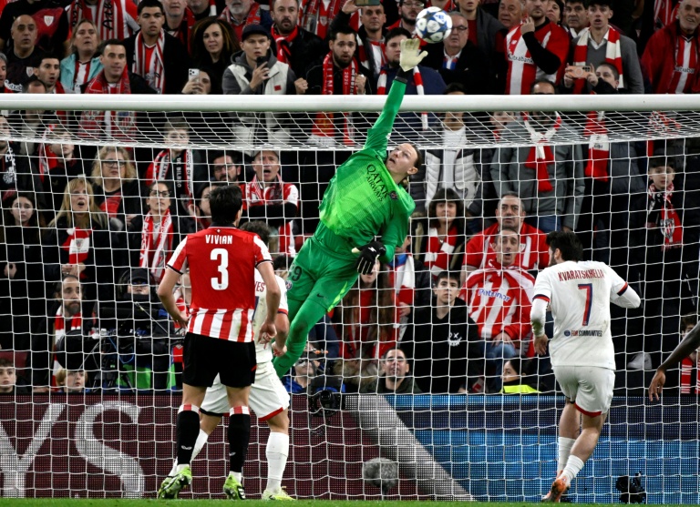 Le gardien du Paris SG Matveï Safonov détourne un ballon pendant la finale de la Coupe intercontinentale mercredi à Doha contre Flamengo.