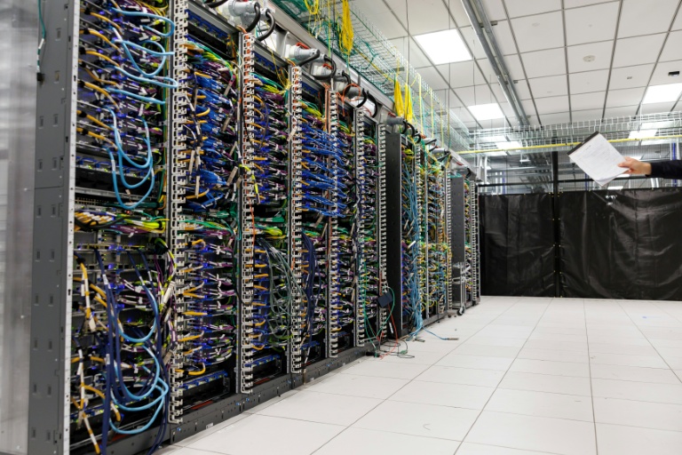 La course mondiale à l'IA pousse les géants de la tech à multiplier les centres de données, ces installations gourmandes en électricité, en eau de refroidissement, en béton, en acier et en puces