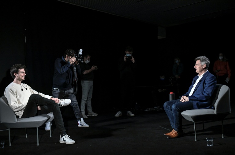 Le créateur de contenus franco-britannique Hugo Travers (L), aka Hugo Decrypte, avec le canddiat communiste à la présidentielle Fabien Roussel (R) le 24 février 2022