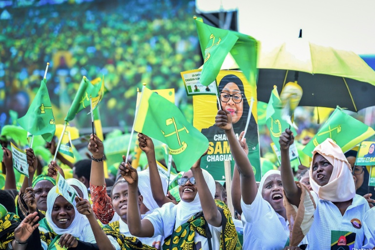 Des partisans du CCM, le parti de la présidente Samia Suluhu Hassan, participent à un rassemblement de campagne, le 28 octobre 2025 à Mwanza en Tanzanie