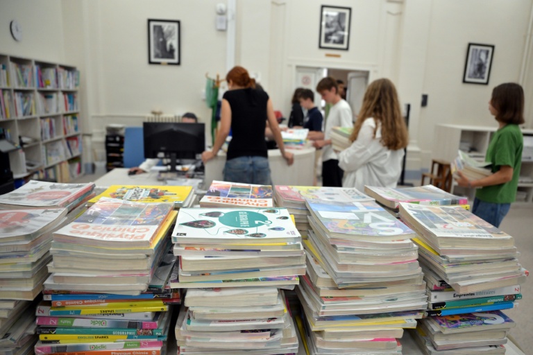 Plus de 500 professeurs, écrivains et éditeurs s'alarment du remplacement progressif en Ile-de-France des manuels scolaires par une plateforme numérique