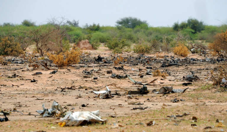 Des débris sur le sol après le crash de l'avion d'Air Algérie, le 26 juillet 2014, dans la région de Gossi, au Mali
