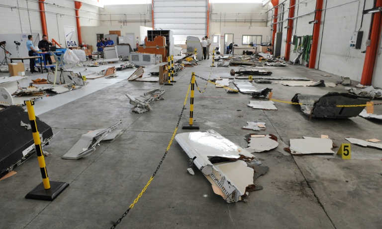Des débris du vol Air France 447 Rio-Paris, le 24 juillet 2009 au laboratoire du CEAT de Toulouse lors de l'enquête sur le crash