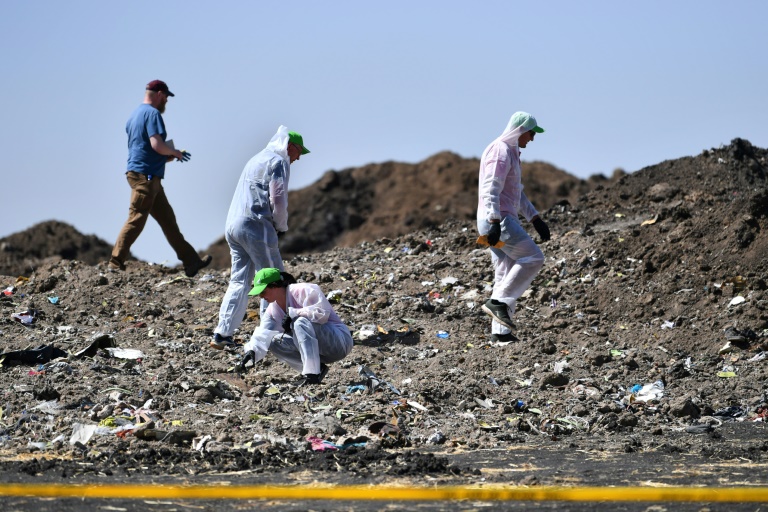 Des experts médico-légaux sur le site du crash de l'avion Boeing 737 MAX de la compagnie Ethiopian Airlines , dans le village de Hama Quntushele, près de Bishoftu, dans la région d'Oromia, le 15 mars 2019 en Ethiopie