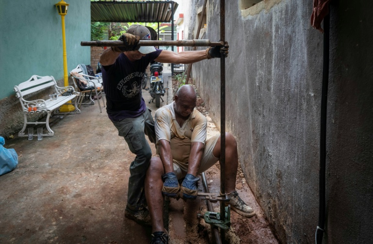 Des artisans creusent un puits à la main dans la cour d'un restaurant à Matanzas, Cuba, le 2 octobre 2026