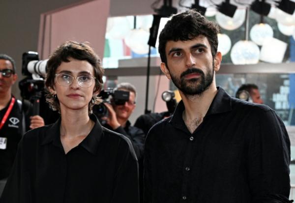 La journaliste et réalisatrice israélienne Rachel Szor et le journaliste et cinéaste israélien Yuval Abraham assistent à la cérémonie organisée à l'occasion de la projection du film "Naza", lors de la 83e Mostra de Venise, le 10 septembre 2026