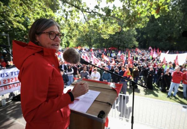 Christiane Benner, présidente de IG Metall, devant les manifestants opposés aux suppresions d'emploi dans le secteur automobile allemand, Hanovre, le 21 septembre 2026