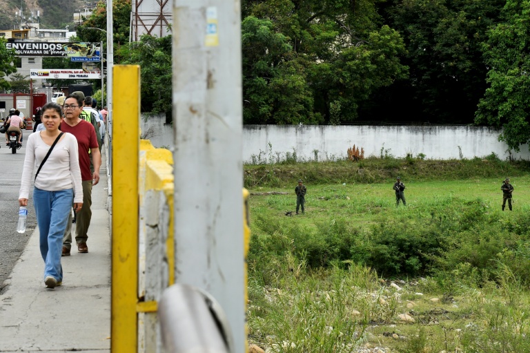 Des militaires vénézuéliens patrouillent aux abords du pont Simon Bolivar à la frontière entre la Colombie et le Venezuela, le 16 octobre 2025