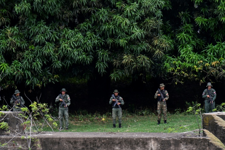 Des militaires vénézuéliens patrouillent aux abords du pont Simon Bolivar sur la frontière entre Colombie et Venezuela le 16 octobre 2025