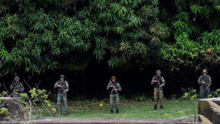 Des militaires vénézuéliens patrouillent aux abords du pont Simon Bolivar sur la frontière entre Colombie et Venezuela le 16 octobre 2025