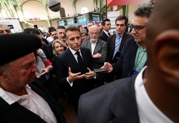 Le président Emmanuel Macron en visite au festival du livre de Paris, le 17 avril 2026