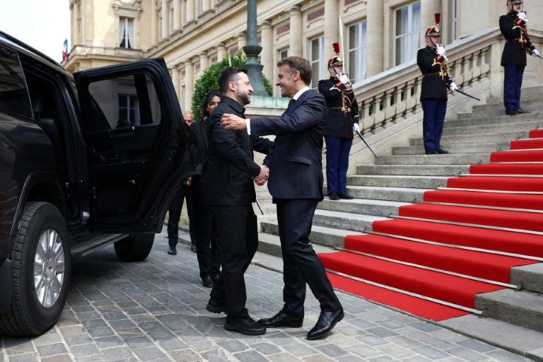 Le président Emmanuel Macron accueille le président ukrainien Volodymyr Zelensky (g) à l'Hôtel des Invalides avant un sommet de la 