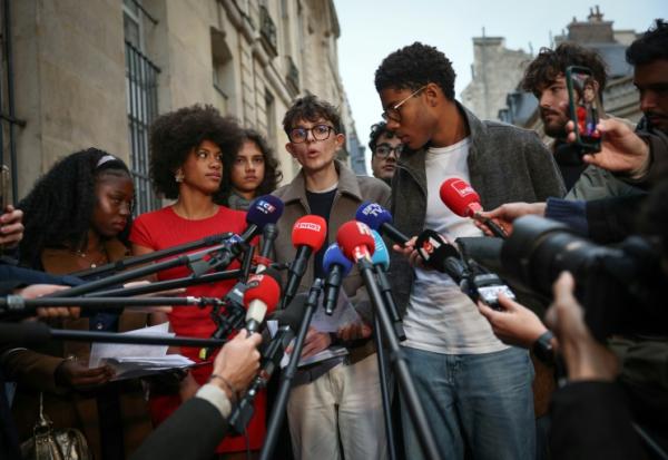 Des représentants d'organisations lycéennes à la sortie d'une réunion à Matignon avec le Premier ministre le 26 octobre 2026