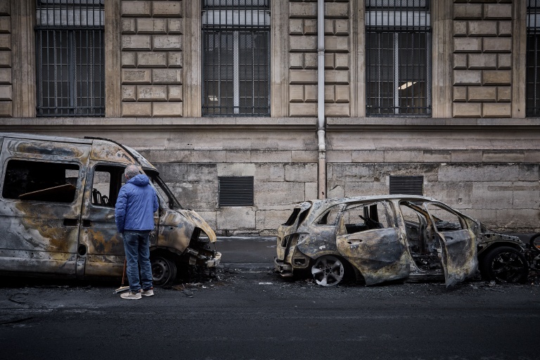 Des voitures brûlées dans une rue de Paris, le 19 octobre 2026 