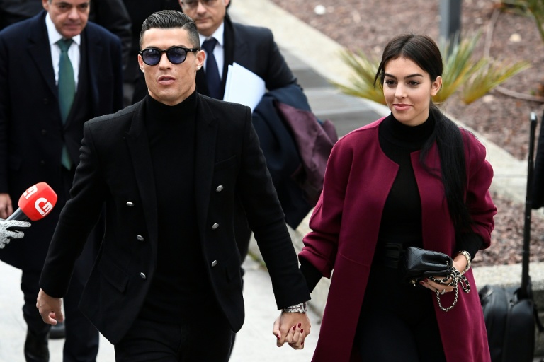 La star portugaise du football, Cristiano Ronaldo, arrive en compagnie de sa compagne espagnole Georgina Rodriguez pour assister à une audience judiciaire concernant une affaire d'évasion fiscale à Madrid, le 22 janvier 2019